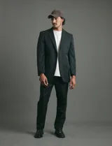 Traje de corte slim fit compuesto por saco de dos botones y pantalón de vestir a juego. Presenta una silueta entallada y moderna.