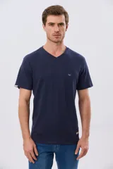 Remera básica azul marino de manga corta, con escote en V, calce cómodo y detalle de logo bordado en el pecho.