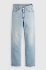 Jean de mujer color azul claro, de corte holgado y tiro medio.