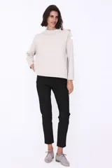 Pantalón cigarette clásico color blanco.