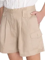 Short de lino orgánico color crema, de tiro alto con pinzas, bolsillos cargo laterales y cierre frontal con botones.