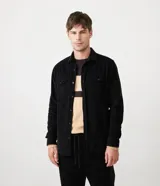 Camisa masculina de terciopelo color negro, con cuello clásico, manga larga y dos bolsillos frontales con solapa y botón. Cierre frontal con botones.