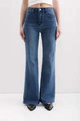 Pantalón de jean azul de corte acampanado, tiro alto y cinco bolsillos.