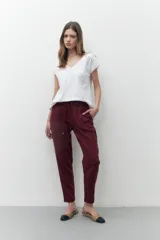 Pantalón de pijama color bordó, de corte recto y tiro alto, con cintura elástica ajustable con cordón.