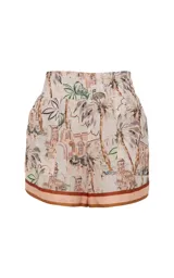 Short estampado Le Lis Blanc, modelo Alice, de tiro alto con cintura elástica y detalles de franjas en contraste en el ruedo.