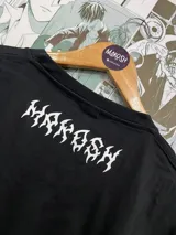 Remera negra con estampado de la dulce princesa y un monstruo de la serie Hora de Aventura.