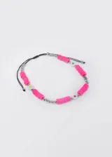 Tobillera ajustable de cordón negro con mostacillas cilíndricas de color fucsia, pequeñas esferas metálicas plateadas y cuentas blancas con corazones de colores.