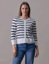Cardigan tejido en hilado fino, marca Cable & Gauge, con rayas horizontales negras y blancas. Tiene abertura central con botones y cuello redondo.