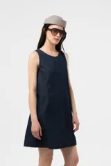 Vestido corto de jean sin mangas, con silueta evasé, calce suelto y costuras pespunteadas a la vista.