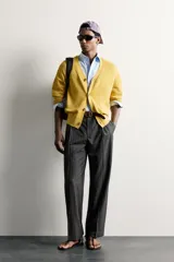 Cárdigan regular fit de punto color mostaza, con cuello en V, manga larga, puños y dobladillo acanalados y cierre frontal con botones.
