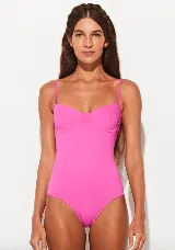 Traje de baño enterizo fucsia con breteles finos y escote corazón.