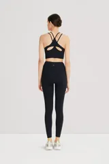 Calza larga color crema de tiro alto, realizada en tejido suave y ligero, de alta elasticidad. Cintura doble para compresión media comfortable.