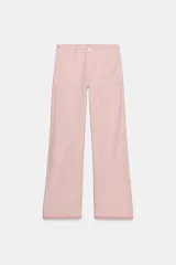 Pantalón jeans de tiro medio, corte ancho (loose), color rosa pálido. Presenta bolsillos plastrón tanto en el frente como en la espalda.