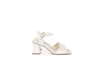 Sandalias de cuero color hueso con taco bloque, tira ancha en la parte delantera y tira ajustable al tobillo con hebilla metálica.