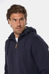 Canguro deportivo azul melange con capucha, medio cierre frontal con tirador de cuero sintético, cordones ajustables y bolsillo tipo canguro.