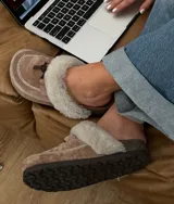 Zueco de cuero color beige con bordado artesanal y detalles de corderito.