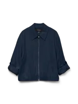 Chaqueta corta azul marino con cuello solapa, cierre frontal con cremallera y mangas largas con presilla y botón en los puños.