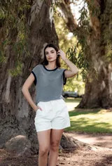 Blusa a rayas horizontales en tonos gris y blanco, con cuello y sisas en azul marino.