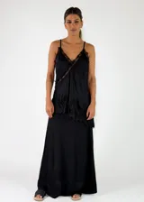 Pollera larga color negro, de corte evasé con costuras verticales y diseño fluido.