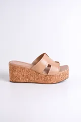 Sandalia dorada con plataforma de corcho y tiras cruzadas.