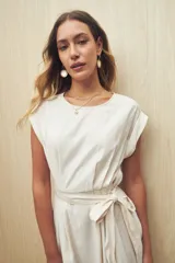 Vestido midi color beige con cuello bote y mangas cortas. Incluye cinturón de la misma tela.