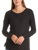 Remera de manga larga con textura tipo waffle, cuello redondo y corte recto con aberturas laterales en el ruedo.