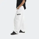 Pantalón de denim blanco con corte baggy y diseño barrel, cuenta con bolsillos laterales y logo bordado tono sobre tono.