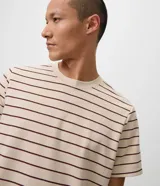 Remera Marfinno de corte regular, con cuello redondo y mangas cortas. Presenta un diseño de rayas finas horizontales con hilo teñido.