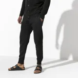 Sandalias Birkenstock Arizona BF negras, con dos correas ajustables con hebillas metálicas y plantilla anatómica de corcho.