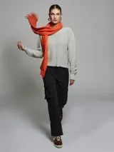 Pantalón cargo color beige, de corte recto y tiro alto, con bolsillos laterales con solapa y bolsillos traseros.