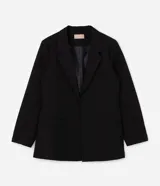 Blazer largo de crepé color negro, de corte holgado, con solapas clásicas, frente abierto sin botones y bolsillos frontales embutidos.