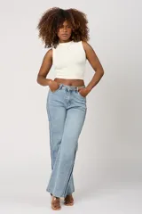 Pantalón de jean celeste de corte wide leg con licra y una franja azul marino a los costados.