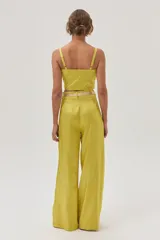 Pantalón sastrero de tiro alto color verde lima, confeccionado en tafeta metalizada, con calce holgado y pierna ancha.