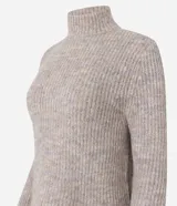 Suéter de punto con cuello alto y mangas largas, de corte regular y textura acanalada en tono beige jaspeado.