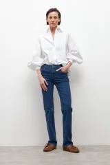 Pantalón de jean de tiro medio, corte recto y color azul oscuro.