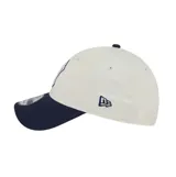Gorra New Era modelo 9FORTY de los New York Yankees, con diseño bicolor en beige y visera curva en azul marino. Cuenta con el logo bordado del equipo en el frente y el logo de la marca en el lateral.