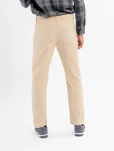 Pantalon de gabardina color azul marino, de corte regular y tiro medio. Cuenta con cinco bolsillos clásicos, cierre de botón y cremallera, y terminación recta.