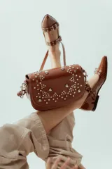 Chatas de cuero color marrón con punta fina y cuatro tiras con hebillas.