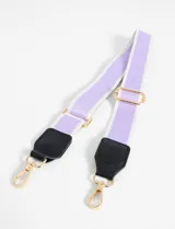 Correa de poliéster para cartera, color lila con franjas blancas, detalles en cuero sintético negro y herrajes dorados.