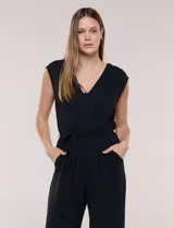 Enterito Luxology de crepÃ© color verde, sin mangas, con escote cruzado en V, cintura elastizada con lazo de ajuste y pantalÃ³n de corte amplio.