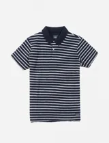 Remera de hombre con cuello polo, a rayas horizontales azul marino y blancas.
