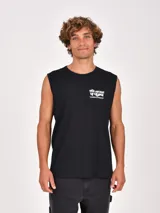 Musculosa negra de corte recto, sin mangas y con cuello redondo. Presenta un estampado frontal en blanco con texto en tipografía estilo retro.