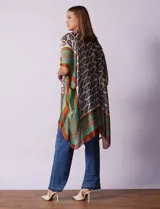 Kimono largo de satén con estampado de arabescos en tonos beige, marrón, verde y naranja.