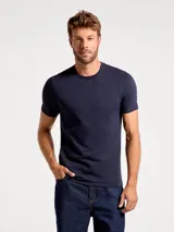 Camiseta de corte regular en color azul marino, confeccionada en tela con textura horizontal sutil, cuello redondo y mangas cortas.