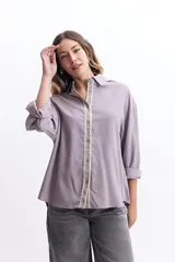Camisa oversize color lila con botones y ribete ondulado color verde claro en cuello y frente.