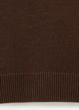 Chaleco de punto fino color marrón, de diseño recto, con cuello polo, mangas cortas y cierre delantero de botones.