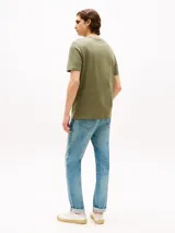 Remera de cuello redondo Tommy Hilfiger color verde militar, de corte regular y confeccionada en puro algodón. Presenta un pequeño logo bordado en el pecho.