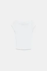 Camiseta ajustada de cuello barco y manga corta, con diseño de rayas horizontales en blanco y negro.