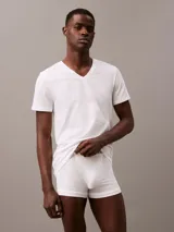 Pack de tres remeras Calvin Klein blancas de algodón, con cuello en V y logo bordado en el dobladillo.