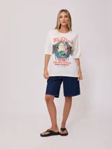 Remera color crema con estampado de estilo surf en el frente. Corte oversized.